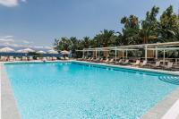Bazén v ubytovaní Brown Beach Chalkida Kosher Resort, a member of Brown Hotels alebo v jeho blízkosti