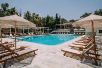 Bazén v ubytovaní Brown Beach Chalkida Kosher Resort, a member of Brown Hotels alebo v jeho blízkosti