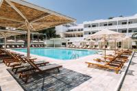 Bazén v ubytovaní Brown Beach Chalkida Kosher Resort, a member of Brown Hotels alebo v jeho blízkosti