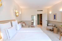 Posteľ alebo postele v izbe v ubytovaní Brown Beach Chalkida Kosher Resort, a member of Brown Hotels