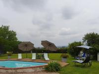 Bazén v ubytovaní Gîte Contemporain pour 4 avec Piscine Chauffée et Bureau à Proximité des Sites Historiques - FR-1-489-444 alebo v jeho blízkosti