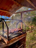 una parrilla con fuego en un campo en Villa Colombia, en Vianí