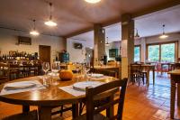 科莫米兰多拉科尔尼拉农家乐的用餐室配有带酒杯的桌子