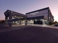 un estacionamiento frente a un edificio en DoubleTree by Hilton Livermore, CA, en Livermore