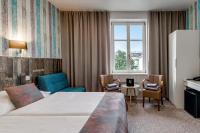Łóżko lub łóżka w pokoju w obiekcie Royal Court Hotel