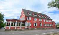 un edificio rojo sentado al lado de una calle en Hôtel du Ladhof, en Colmar