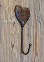 a heart shaped door knocker on a wooden wall at Chalet Bio Corti 6p. 3 ch proche pistes&#47;commerces in Champagny-en-Vanoise