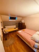 Ein Bett oder Betten in einem Zimmer der Unterkunft LA MARIEFACTURE - Comme à la Guinguette !
