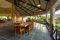 Un balcón o terraza en Tusk And Roar Resort - Petfrindly Jungle Cottages