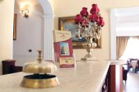 una encimera de cocina con una mesa con un letrero. en D&#39;Angelo Palace Hotel, en Mazara del Vallo
