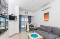 Televízia a/alebo spoločenská miestnosť v ubytovaní Apartment in Crikvenica with sea view, terrace, air conditioning, WiFi 3492-2