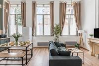 sala de estar con sofá y mesa en Charmant &amp; spacieux appartement en cœur de ville, en Saint-Étienne