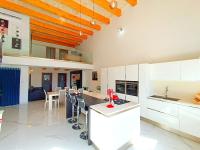 Een keuken of kitchenette bij Beautiful large Sea Front Duplex Loft