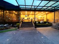 un edificio con scala che conduce a un ristorante di Genting RetreatColdSuite AT Ion Delemen a Resorts World Genting