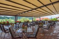 een patio met tafels en stoelen op een dak bij Hotel-Gasthof Huber in Ebersberg