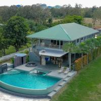 Bazén v ubytování La Casa del Lago Kanchanaburi nebo v jeho okolí