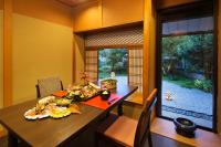 un comedor con una mesa con comida. en Kanazawa Hyakurakusou, en Kanazawa