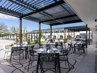 Un restaurante con mesas y sillas en un patio. en The Hazendal Hotel and Homestead, en Stellenbosch