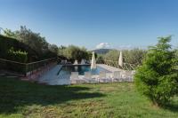 Bazén v ubytovaní La Villa di Torraiolo alebo v jeho blízkosti