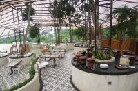 BawenにあるDusun The Villasの建物内のパティオ(テーブル、植物付)