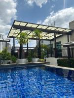 Bazén v ubytování Delightful Condo in Central location at Sukhumvit 49 nebo v jeho okolí