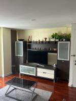 TV a/nebo společenská místnost v ubytování Delightful Condo in Central location at Sukhumvit 49