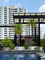 Bazén v ubytování Delightful Condo in Central location at Sukhumvit 49 nebo v jeho okolí