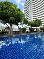 Bazén v ubytování Delightful Condo in Central location at Sukhumvit 49 nebo v jeho okolí