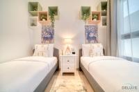 Postel nebo postele na pokoji v ubytování Exclusive Deal! Luxury 4BR Villa on Al Dana Island by Deluxe Holiday Homes