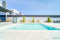 Bazén v ubytování Exclusive Deal! Luxury 4BR Villa on Al Dana Island by Deluxe Holiday Homes nebo v jeho okolí