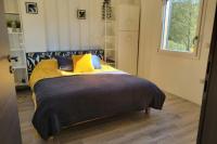 Una cama o camas en una habitaci&oacute;n de C&#39;est Chouette les Vosges