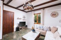 Televízia a/alebo spoločenská miestnosť v ubytovaní Wooden Beach House