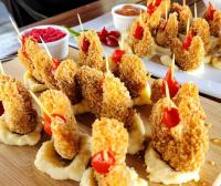 ルイース・コヘイアにあるPousada Vila Cajuína - Luís Correiaのたくさんのフィンガーフードが載った料理の皿