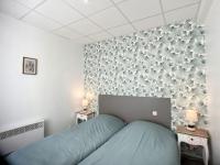 Łóżko lub łóżka w pokoju w obiekcie Appartement F3 avec Terrasse, Proche Centre et Thermes, Animaux Acceptés - Lamalou-les-Bains - FR-1-451-174