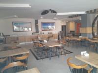 AliağaにあるDel Puerto Hotelの木製のテーブルと椅子のあるダイニングルーム