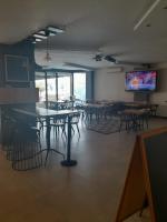 AliağaにあるDel Puerto Hotelのダイニングルーム(テーブル、椅子、薄型テレビ付)