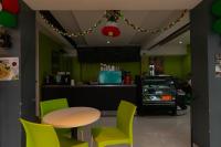 un restaurante de comida rápida con mesa y sillas en SC HOTEL, en Xalapa