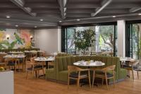 En restaurant eller et andet spisested på Tommy Bahama Miramonte Resort & Spa