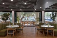 En restaurant eller et andet spisested på Tommy Bahama Miramonte Resort & Spa