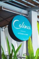 een bord voor anolis keuken en café met planten bij Raposo Resorts in Vagator