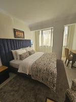 Un dormitorio con una cama grande y una mesa. en Al Akhawayn, en Oujda