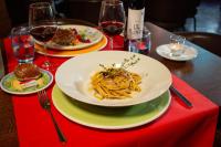 ルガノにあるコロラド ホテルのワイングラス付きテーブルのパスタ皿