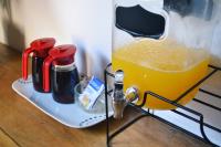 Una jarra de bebidas y condimentos sobre una mesa. en Hostal Antigüeño, en Antigua Guatemala