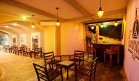 un ristorante con tavoli e sedie e un bar di Wisdom Boutique Resort a Kandy