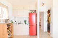 Kuchyňa alebo kuchynka v ubytovaní New Era Glyfada Apartments Menigos Resort Home 112