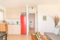 Kuchyňa alebo kuchynka v ubytovaní New Era Glyfada Apartments Menigos Resort Home 112