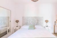 Posteľ alebo postele v izbe v ubytovaní New Era Glyfada Apartments Menigos Resort Home 112