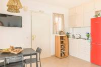 Kuchyňa alebo kuchynka v ubytovaní New Era Glyfada Apartments Menigos Resort Home 112