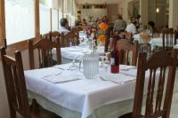 Reštaurácia alebo iné gastronomické zariadenie v ubytovaní Cabañas Valle del Cabriel