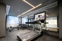 Atour Hotel Tianjin Zhongbei Haitai Industrial Parkにあるフィットネスセンターまたはフィットネス設備